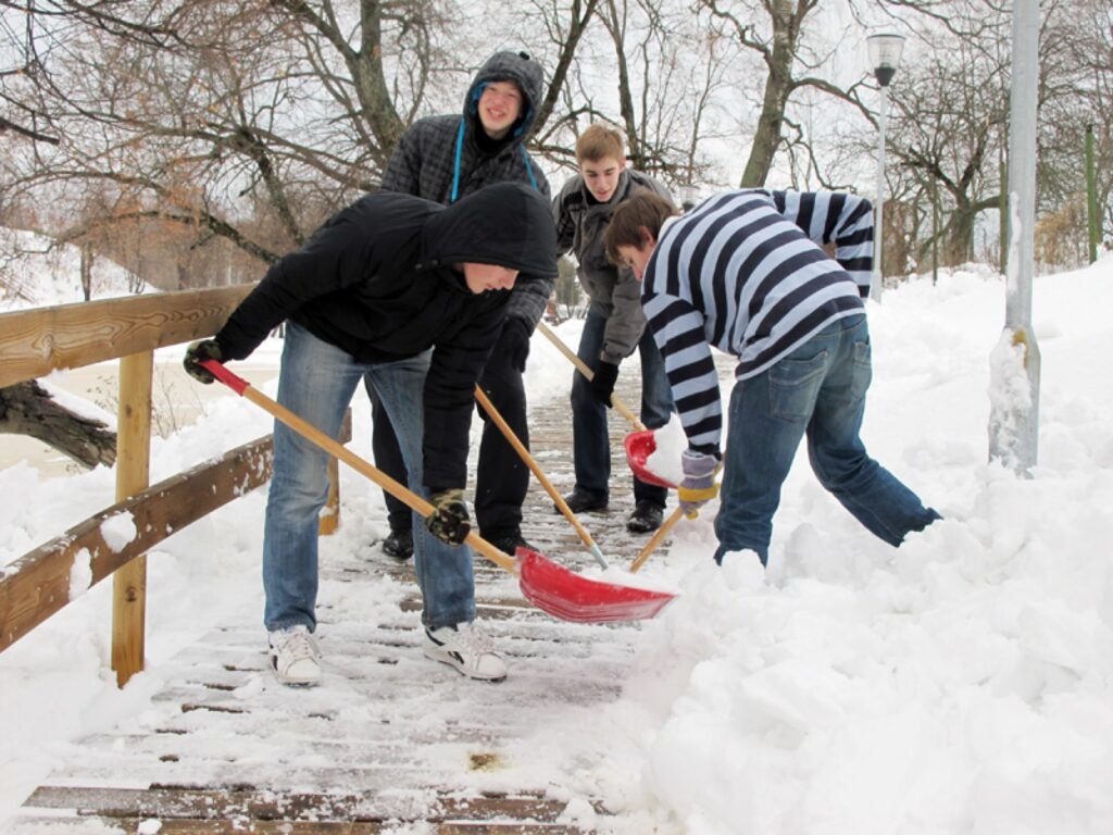 Devītklasnieki nav nekādi vārguļi un sniegu tīra arī savu māju pagalmos.
Autors: Aldis Dubļāns