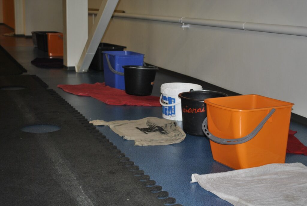 Lai paglābtu Smiltenes sporta halles balkona grīdu no ūdens peļķēm, pagaidām palīgā tiek ņemti spaiņi. 
Autors: Sandra Pētersone