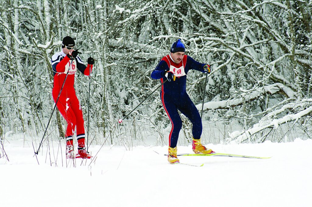 Pašlaik slēpošanas priekiem var nodoties tikai Radziņa trasē, kas ir tehniski labi sagatavota. Distancē Vladimirs Makutenens (no kreisās) un Aivars Krastiņš.
Autors: Aldis Dubļāns