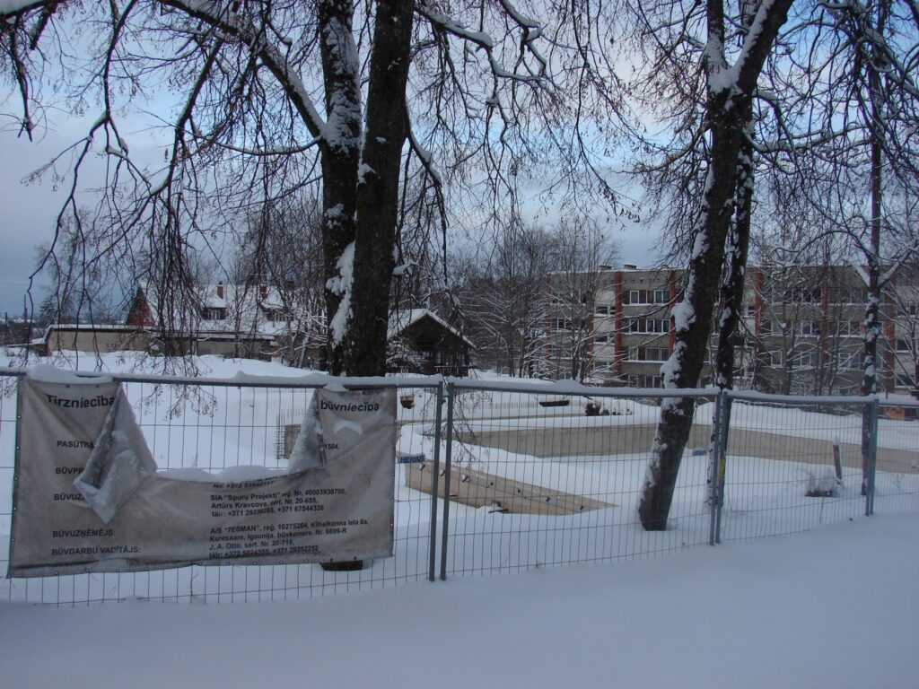 Pagājuši divi gadi, kopš Smiltenē svinīgi uzsāka peldbaseina būvi, taču tālāk par pamatiem joprojām nav tikts. 
Autors: Sandra Pētersone