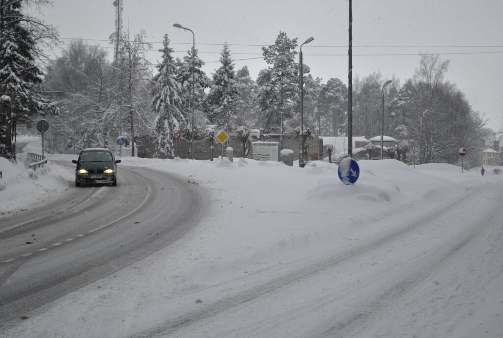 Smiltenē pirms šā krustojuma (Silvas virzienā) notika avārija ar cietušajiem, tai skaitā diviem bērniem. Policija aicina autovadītājus izvēlēties ceļa apstākļiem atbilstošu braukšanas ātrumu, it īpaši ceļa līkumos. 
Autors: Sandra Pētersone
