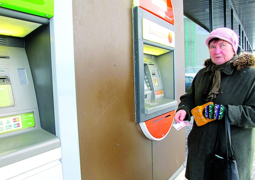 Valgas iedzīvotāja Ludmila, izņemot no bankomāta pirmos 10, eiro sacīja, ka viņai vienalga kāda nauda, galvenais, lai nesamazina pensiju. Pirms gandrīz 20 gadiem līdzīgu naudas maiņu jau piedzīvojusi.
Autors: Aldis Dubļāns