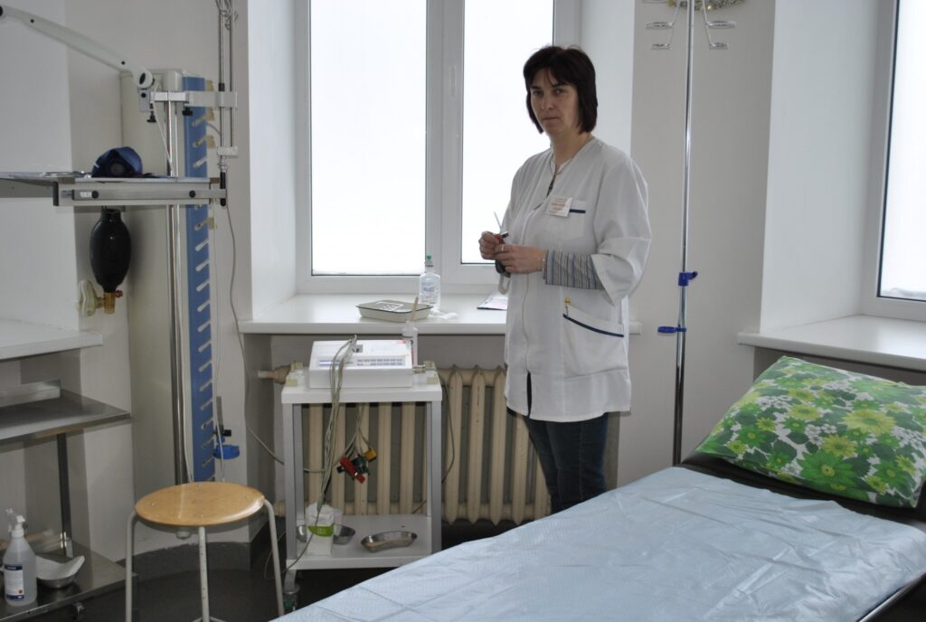 Sarkanā Krusta Smiltenes slimnīcas traumpunktā darba dienās ārsts būs pieejams tikai no pulksten 18.00 līdz 8.00. Medicīnas māsa Indra Elksne-Dziļuma pieļauj, ka pacientiem pie šādas kārtības būs grūti pierast.
Autors: Sandra Pētersone