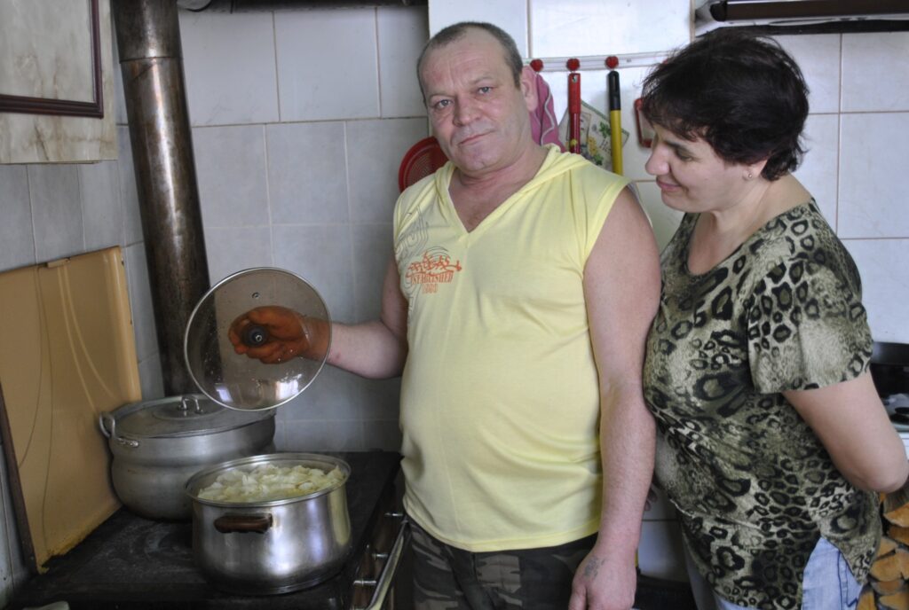 Launkalniešu Kaļaņinu ģimenē galvenais pavārs ir Mihails, kura gatavotos ukraiņu ēdienus ne viens vien ciemata iedzīvotājs atceras aplaizoties. Viņa sieva Daiga ikdienā strādā par pavāri, tādēļ par dzīvesbiedra vaļasprieku ir ļoti priecīga, - mājās var atpūsties no darba. 
Autors: Sandra Pētersone