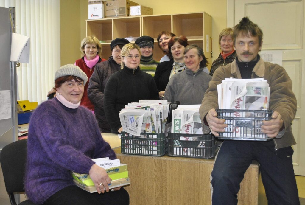  “Latvijas pasta” piegādes punkta “Smiltene” darbinieki ir gandarīti, ka viņiem līdzās ik dienu ir izpalīdzīgā un atsaucīgā pastniece Ramona Egle (pirmā no kreisās). Vēl lielāks lepnums pārējos pārņem par to, ka tieši Ramona ir atzīta par 2010. gada “Gada pastnieci” Latvijā.
Autors: Santa Sinka