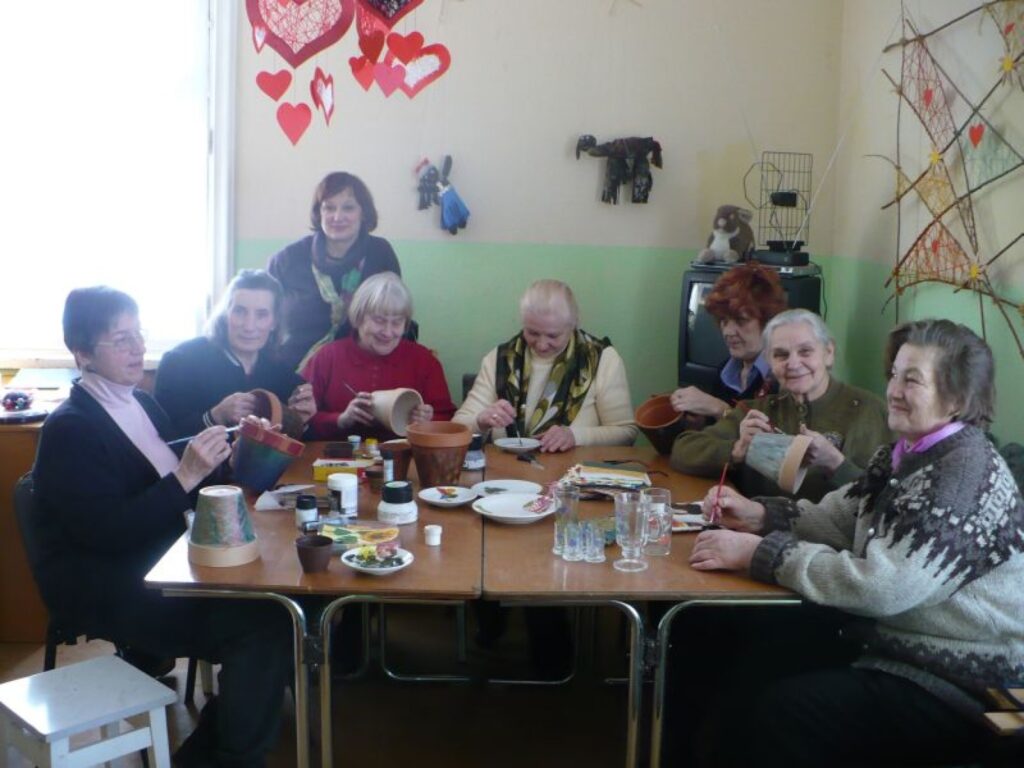 Arī paši brīvprātīgie Sarkanā Krusta organizācijā var apgūt jaunas prasmes, piemēram, iemācīties apgleznot traukus.
Autors: No personīgā arhīva