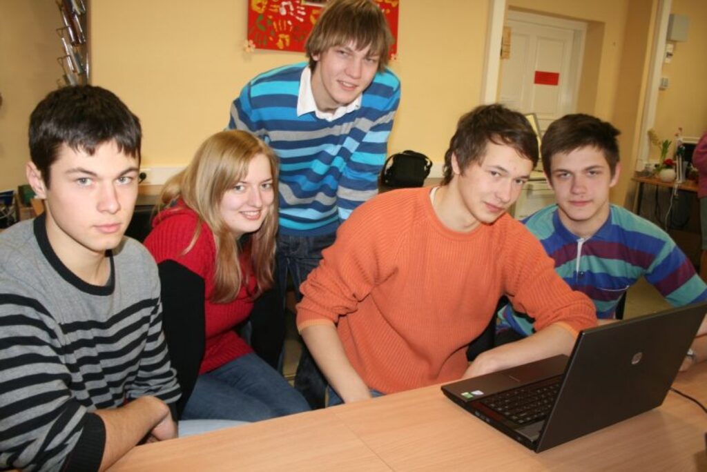 Valkas ģimnāzijas komanda “Zaļie kanāli” ir priecīgi par panākumu un gatavi sevi pierādīt kā erudītus arī konkursa otrajā kārtā.
Autors: Aivars Zilbers