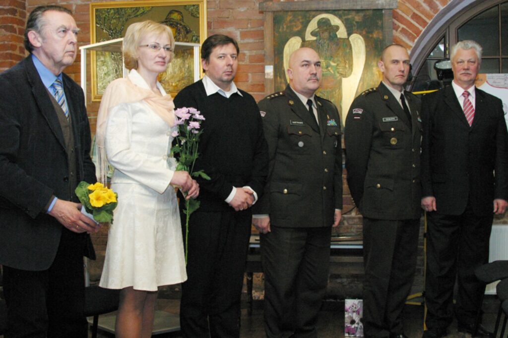 Ģenerāļa Jāņa Baloža brāļa mazdēls Juris Balodis (no kreisās), saieta vadītāja Inga Boškina, Latvijas Kara muzeja direktora vietnieks Juris Ciganovs, rezerves pulkvedis Jānis Hartmanis, Zemessardzes komandieris Juris Zeibārts, atjaunotās Latvijas armijas pirmais komandieris pulkvedis Dainis Turlais ģenerāļa 130. dzimšanas dienas svinībās. 
Autors: Jānis Līgats