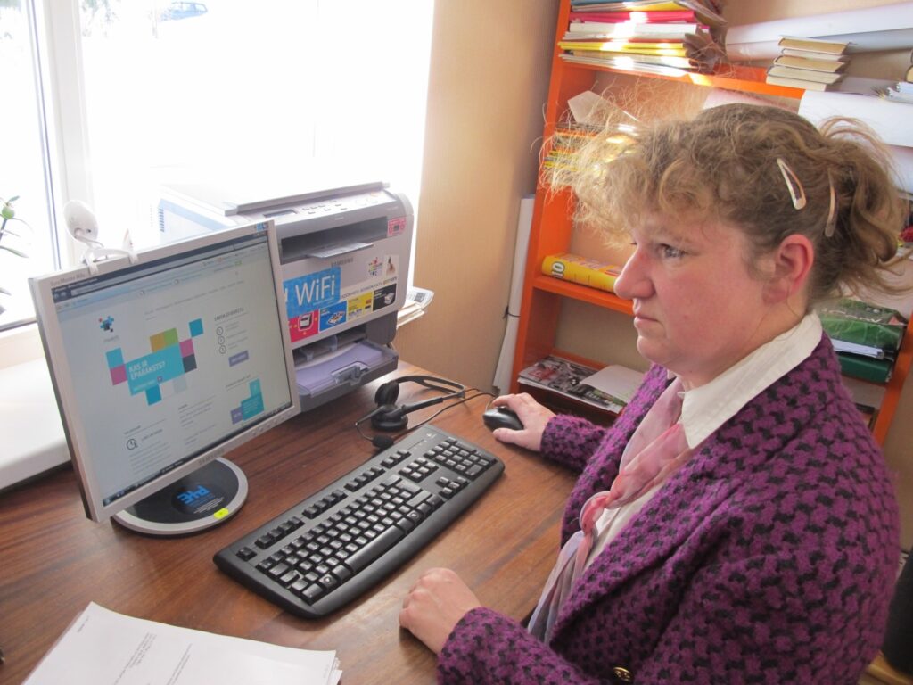 Ēveles bibliotēkas vadītāja Aelita Punkstiņa aicina pagasta iedzīvotājus izmantot iespēju bibliotēkā apstiprināt savu elektronisko parakstu. 
Autors: Ingūna Johansone