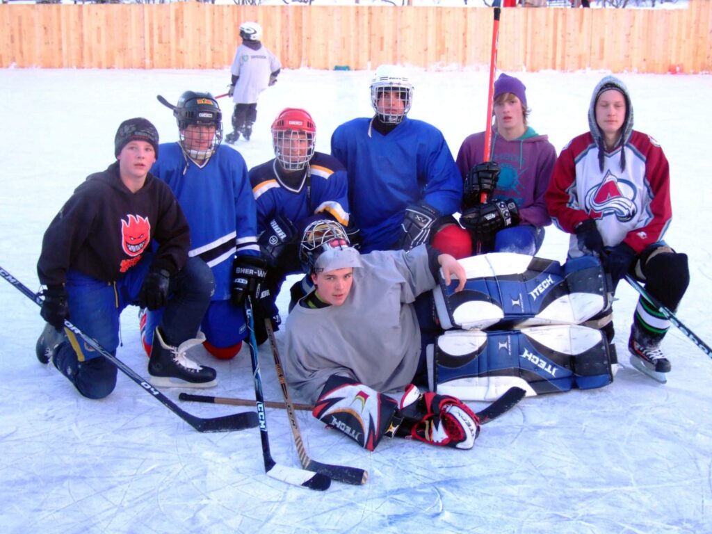  Grundzāles pamatskolas vecāko klašu skolēni projektu nedēļas izskaņā devās uz Lizumu, kur par spīti aukstajam laikam nodevās sportiskām aktivitātēm. Hokeja spēles laikā vārtus lieliski sargāja Dāvis Ducens (priekšplānā), vēl komandā spēlēja Niks Ramanis (no kreisās), Daumants Java, Kristaps Zālītis, Nils Rolands Melbārdis, Lauris Zubovs un Dāvis Ozoliņš. 
Autors: No personīgā arhīva