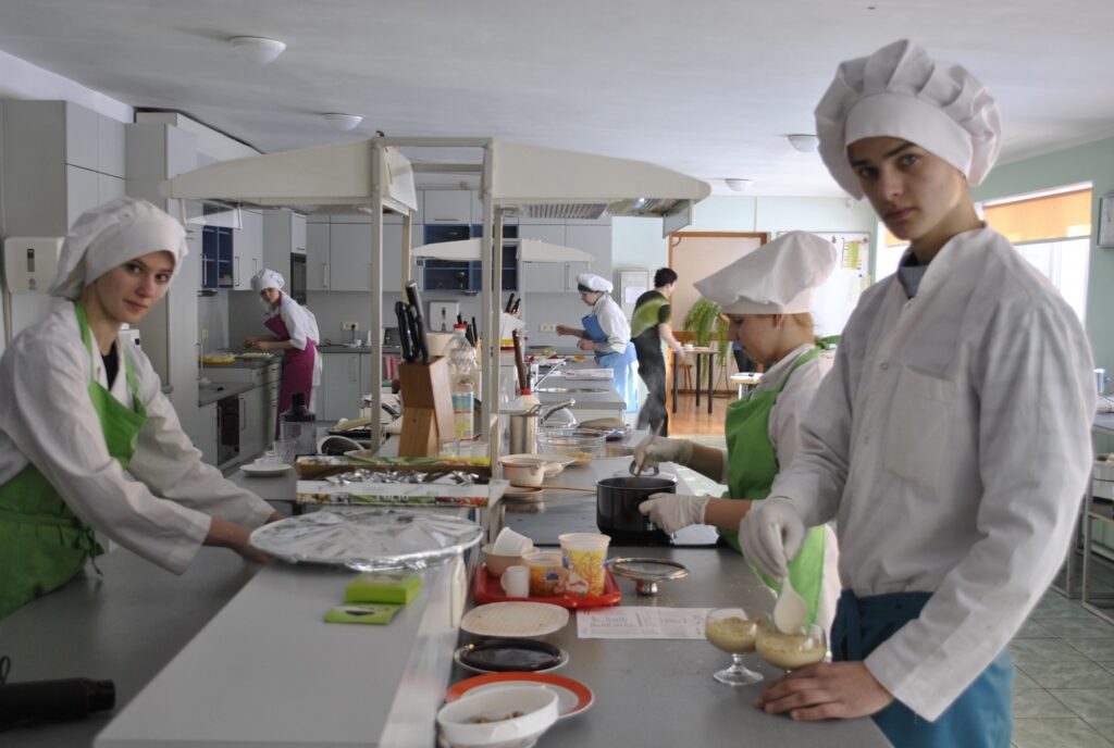 Ir projekts jau šogad apvienot Smiltenes tehnikumu un Smiltenes Profesionālo vidusskolu. Tehnikuma ēdināšanas pakalpojuma 3. kursa audzēknis Intars Melbārdis un viņa kursabiedri par to daudz neprāto, jo jaunajā mācību gadā pārsvarā būšot praksē.
Autors: Sandra Pētersone