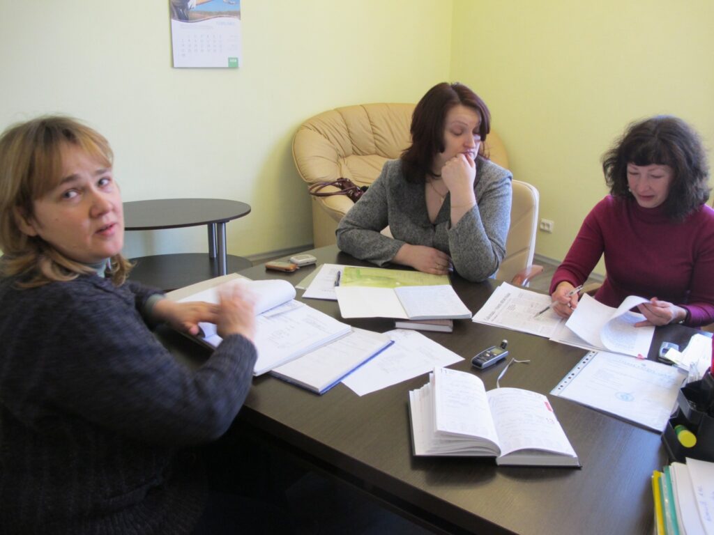 Valkas novadā domes komisija – Inese Vehi (priekšplānā), Antra Ķīkule un Aija Jurjāne – mēģina rast skaidrību bēdīgi slavenās Valkas dzīvnieku patversmes lietā. 
Autors: Inga Karpova