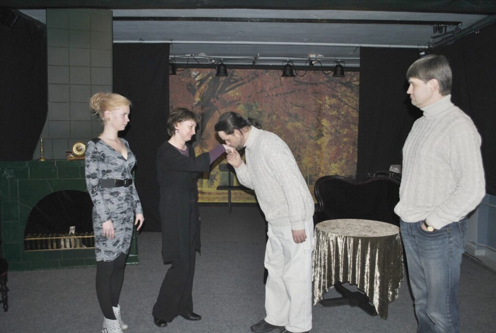 Madarai Vīksniņai (no kreisās), Ingai Sīmanei un Jānim Justam “Rudens rozes” ir debija teātrī, tālab lieti noder arī pieredzējušā aktiera Aigara Veldres padoms. 
Autors: Sandra Pētersone