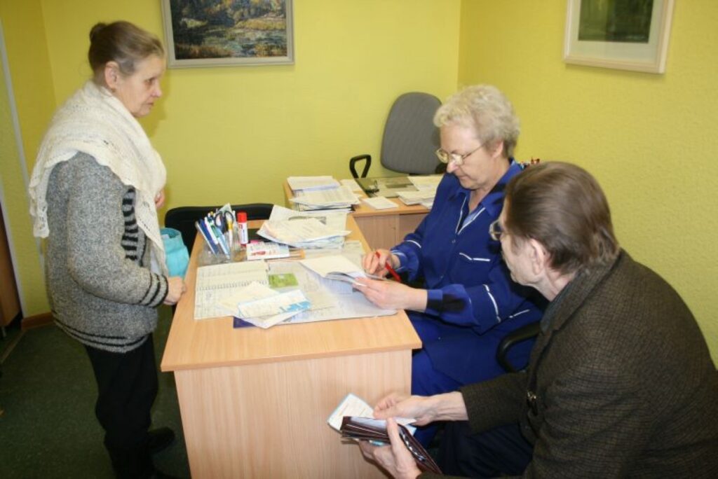 Ģimenes ārsta Māra Nātras prakses vietā reģistratorei un medicīnas māsai Guntrai Lezdiņai apmeklētāju netrūkst nevienu darbadienu. 
Autors: Aivars Zilbers