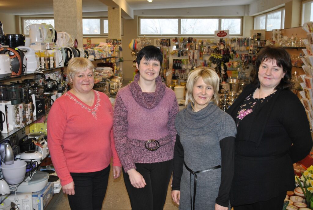  Firmas “Valrek”  saimniecības preču veikals Strenčos atzīts par laureātu Latvijas tirgotāju konkursā. Par to priecājas veikala kolektīvs: vadītāja Aira Priedīte (no kreisās) un pārdevējas Ginta Bergmane, Inguna Breidaka  un Aija Mihailova. 
Autors: Sandra Pētersone