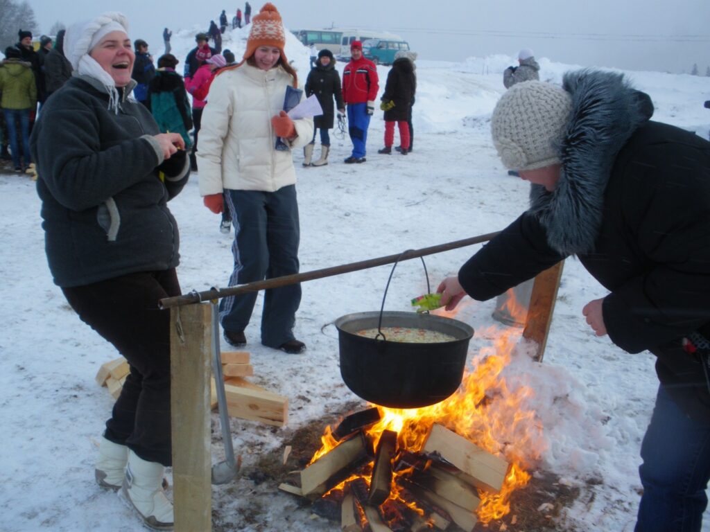 Launkalniete Zanda Rasimesa (no kreisās) ar palīgiem priecājas, ka zupa drīz būs kārtībā un varēs sasildīt Meteņdienas svinētājus. 
Autors: Sandra Pētersone