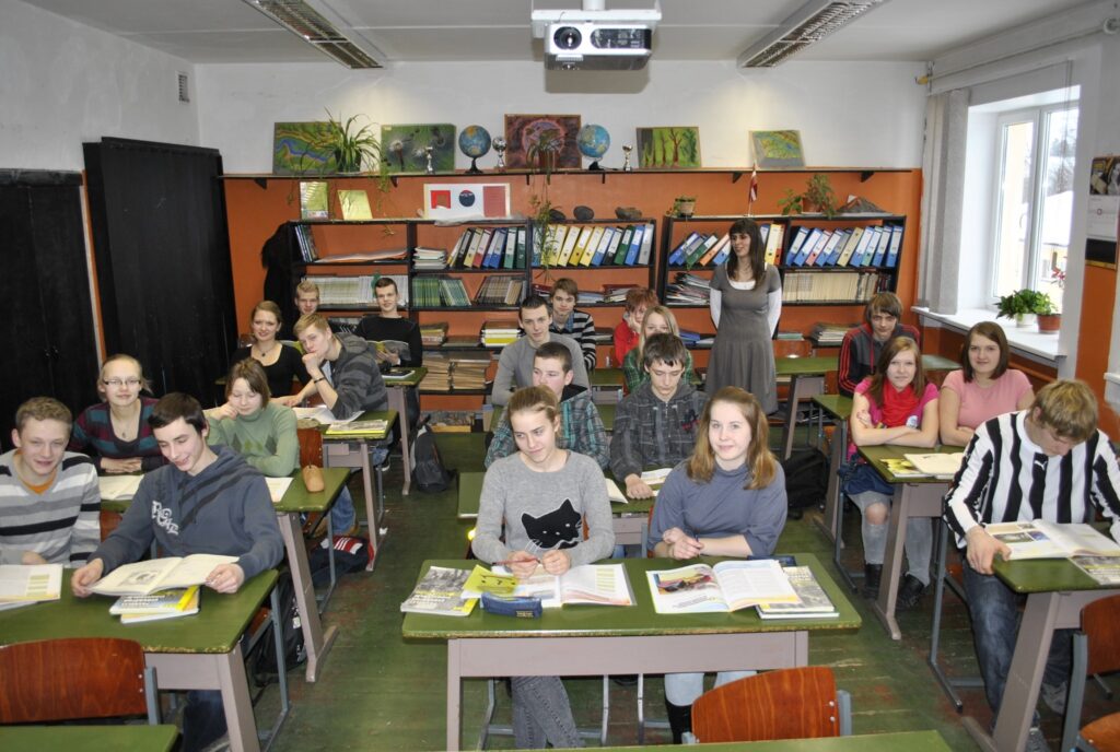 Smiltenes ģimnāzijas 10. b klasi ģeogrāfijas stundā skolotāja Ingūna Rulle rosināja aidomāties par tēmu, vai latviešu izmiršana ir mīts vai realitāte. 
Autors: Sandra Pētersone