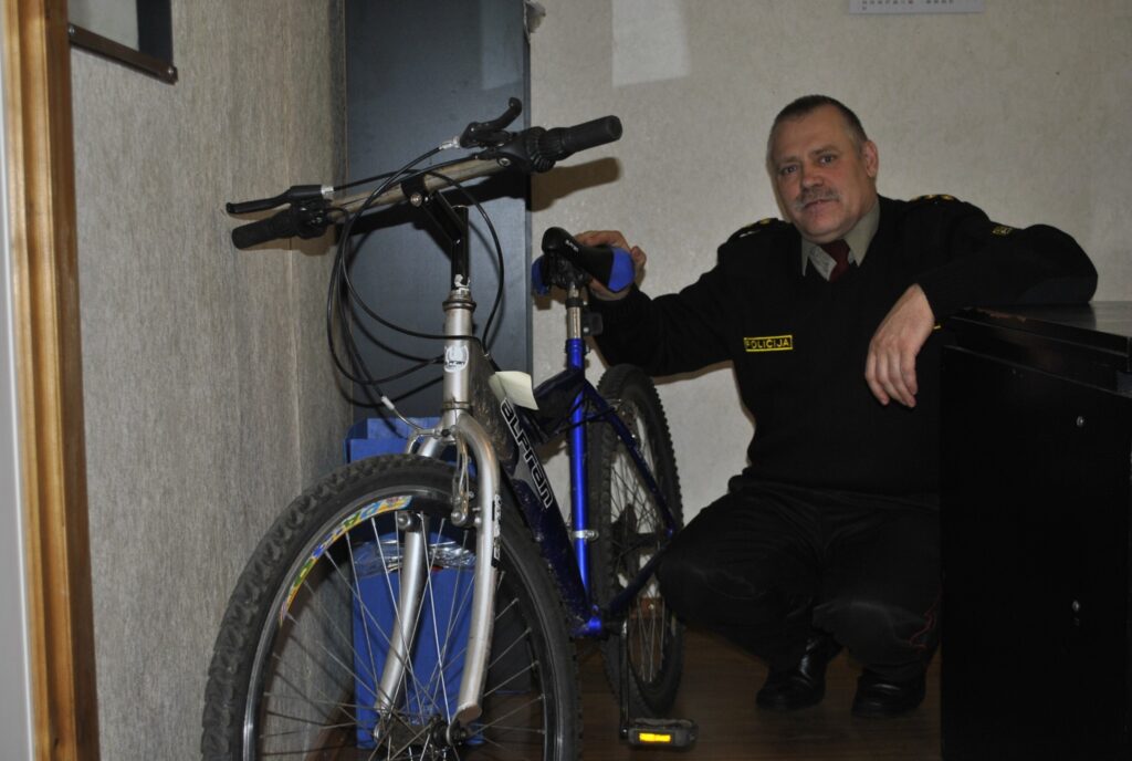 Vieni Strenčos apzog mašīnas, bet citi pamet grāvī labu velosipēdu. Pašvaldības policijas priekšnieks Jānis Lezdiņš joprojām meklē  īpašnieku Trikātas ielas malā grāvī atrastam velosipēdam pelēkā un zilā krāsā. 
Autors: Sandra Pētersone