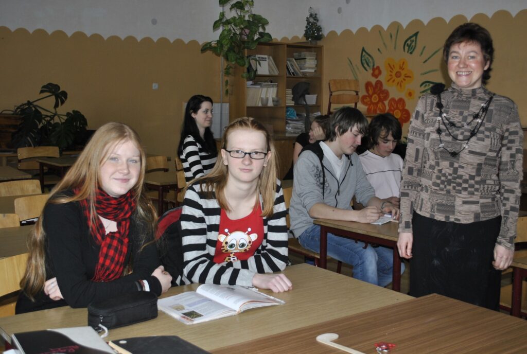 Variņu pamatskolas skolnieces Klinta Justīne Beitika (no kreisās) un Baiba Pērkone (blakus) par saviem sasniegumiem bioloģijā ir pateicīgas skolotājai Inetai Mazjānei. 
Autors: Sandra Pētersone