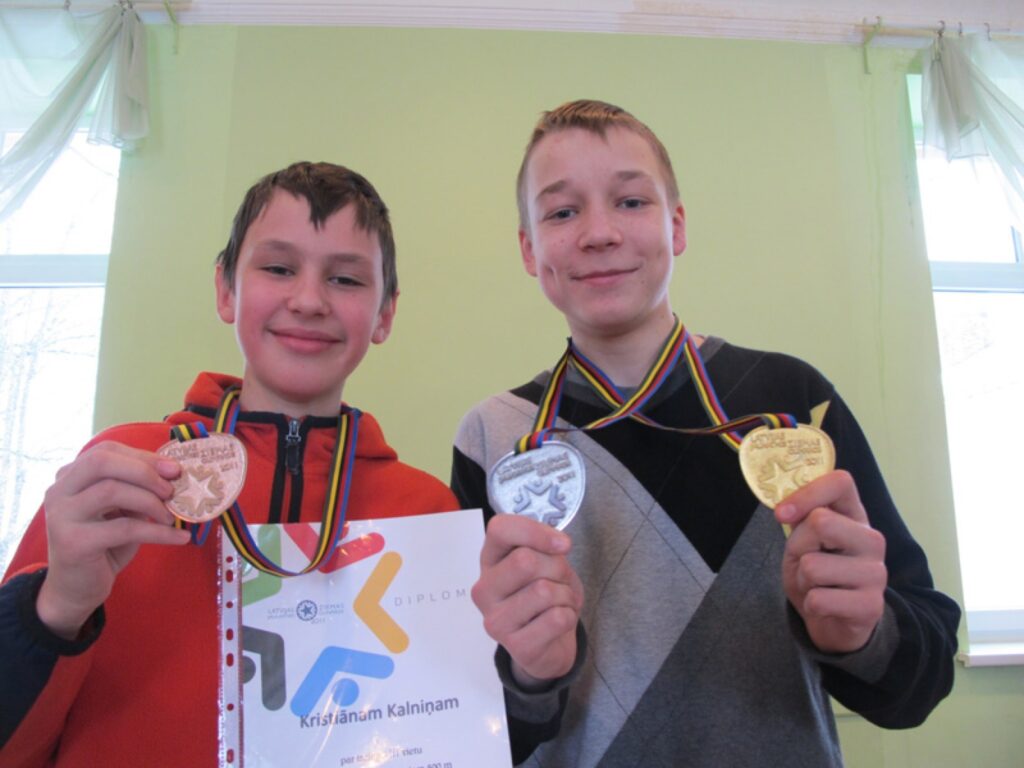 Kristiānam Kalniņam (no kreisās) un Klāvam Bošam ir iemesls smaidīt – pa abiem nopelnītas trīs medaļas. 
Autors: Aldis Dubļāns