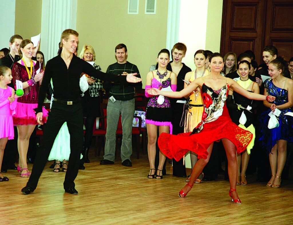 Ik pa brīdim “Ziemeļvalša” deju skolotājam Jānim Rukmanim un viņa apburošajai partnerei Agitai Širinai skatītāji sarīkoja ovācijas. 
Autors: Aldis Dubļāns