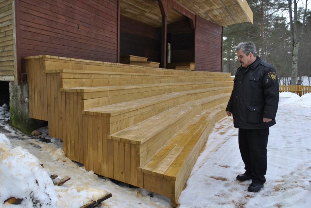 Valsts Ugunsdzēsības un glābšanas dienesta Strenču posteņa komandieri Alekseju Jefimovu interesē, vai šoziem atjaunotā Strenču estrādes konstrukcija izturēs jaunus plūdus. 
Autors: Sandra Pētersone