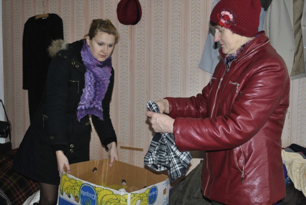 Palsmanes pagasta sociālā darbiniece Ilze Mize (no kreisās) un Smiltenes novada bāriņtiesas locekle Laima Mize jau ķērušās pie darba, lai pārvietotu  mantas uz citām telpām un atbrīvotu dzīvokli remontam. 
Autors: Sandra Pētersone