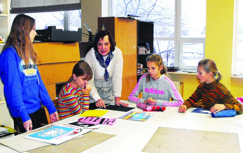 Mairita Taimiņa (no kreisās) kopā ar kursabiedrenēm, skolotājas Gundas Sīmanes rosinātas, gatavojas konkursam.
Autors: Daiga Soloveiko