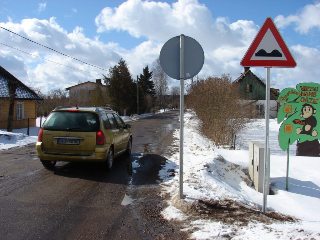 Par to, ka Raiņa ielā posmā no Ābeļu ielas līdz Brantu pagasta robežai ir nelīdzens segums, autovadītājus brīdinās vakar uzstādītā zīme “Nelīdzens ceļš”. 
Autors: Santa Sinka