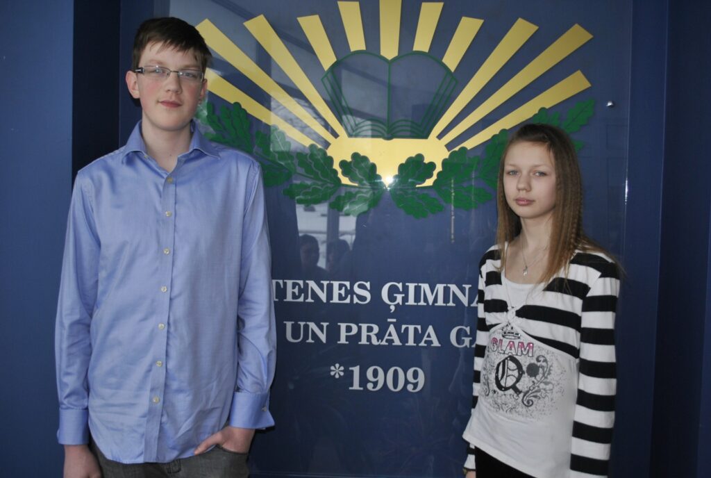 Smiltenes ģimnāzisti Ausma Cīrulniece un Austris Cīrulnieks uzdevumus dabaszinātņu un matemātikas konkursā pildīja ar lielu interesi. Savās grupās viņi ir vieni no zinošākajiem un erudītākajiem skolēniem Latvijā. 
Autors: Sandra Pētersone