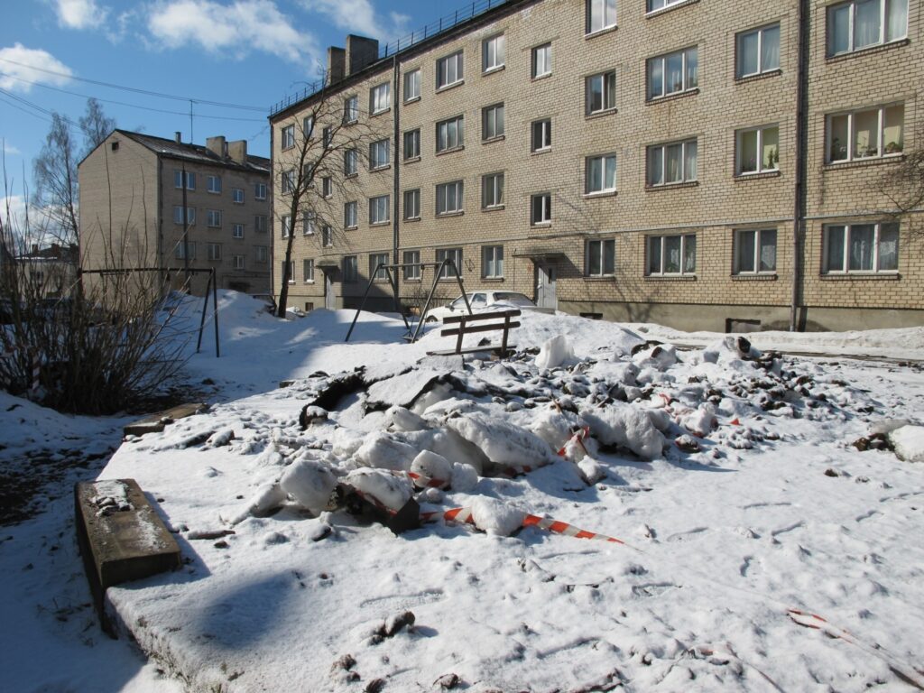 Pašlaik Valkā Rīgas iela 16. nama pagalms izskatās bēdīgi – soliņi salauzti, smilšu kaste kaķu pieķēzīta, bet zālājs - automašīnu riepu izdangāts. 
Autors: Inga Karpova