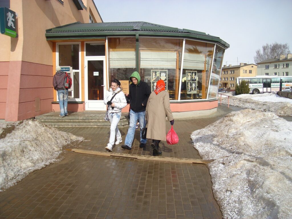 Nesen aiz šiem dēļiem Smiltenes centrā paklupa un smagi sasitās gan jauna sieviete, gan  pensionāre.
Autors: Sandra Pētersone