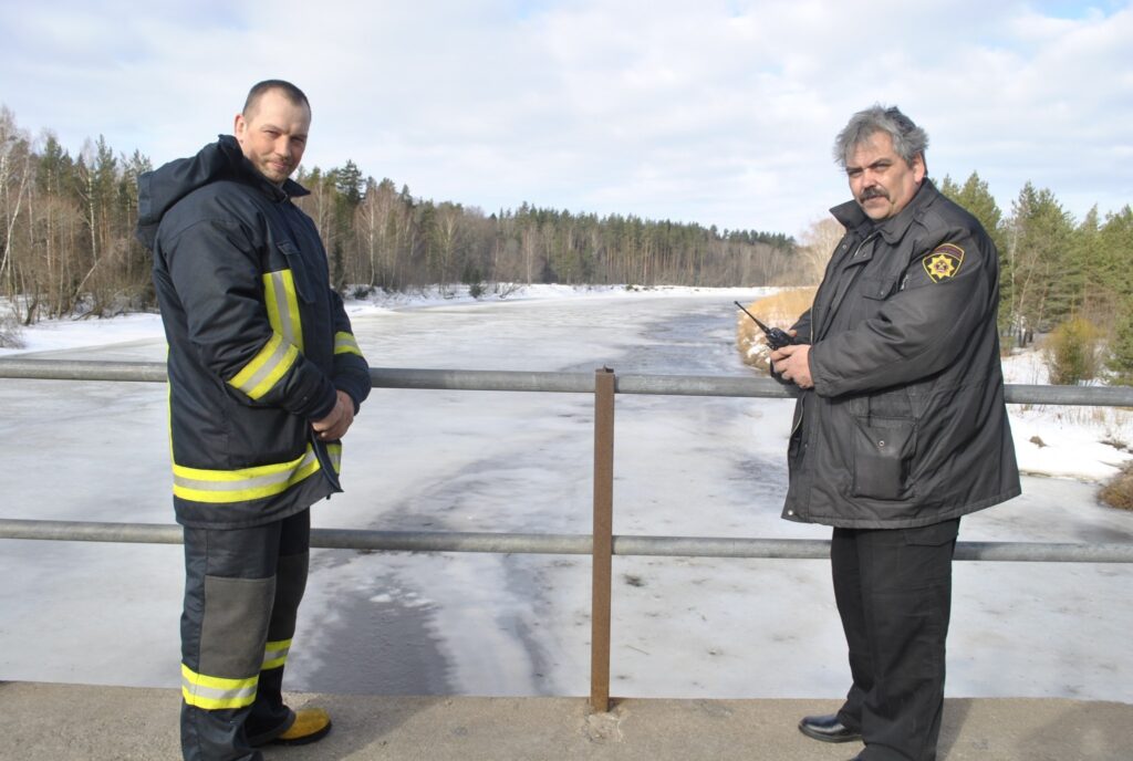  Valsts Ugunsdzēsības un glābšanas dienesta Strenču posteņa darbinieki katru dienu kontrolē situāciju Gaujā pie Strenčiem. Pagaidām viss ir normas robežās, secina posteņa komandieris Aleksejs Jefimovs (no labās) un ugunsdzēsējs Juris Silavs.
Autors: Sandra Pētersone