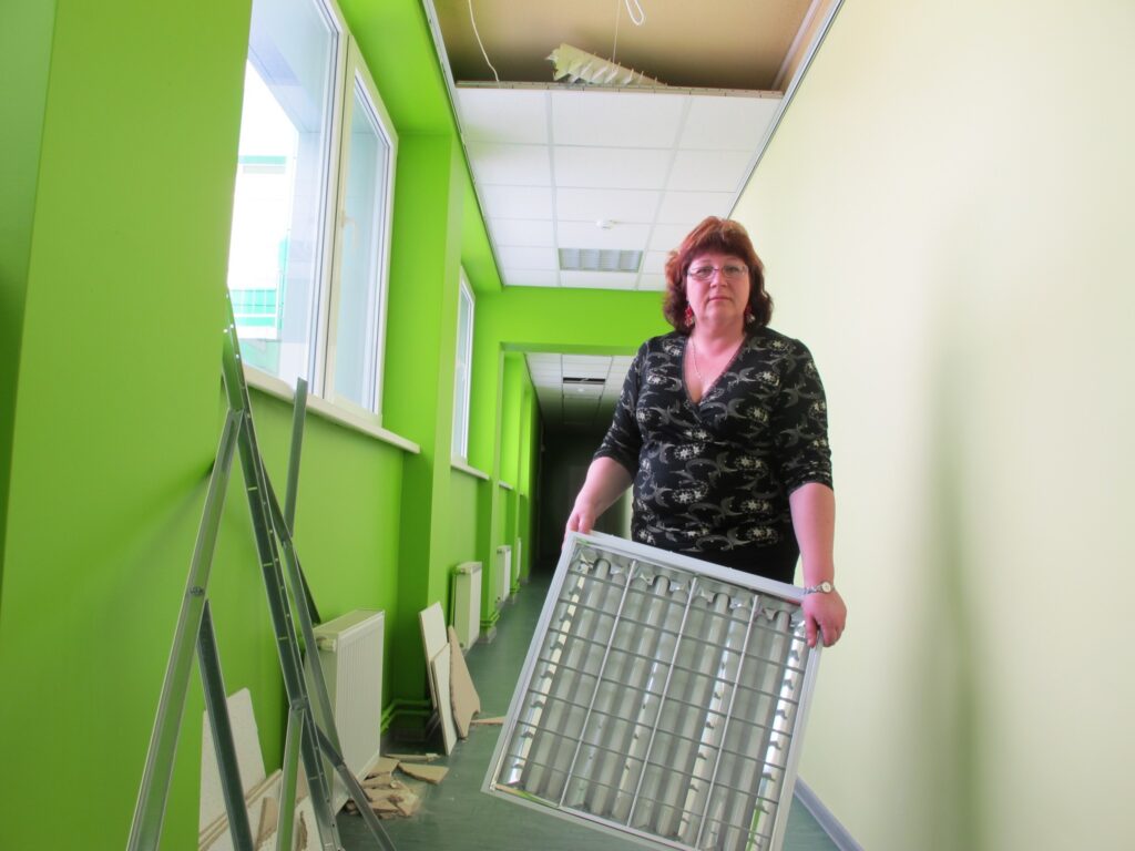 “Pasaciņa” vadītāja Laila Ozoliņa ir nobažījusies par bērnu drošību, jo tikai laimīgas nejaušības dēļ iekārtie griesti un apgaismes ķermenis kādam neuzkrita uz galvas.
Autors: Aldis Dubļāns