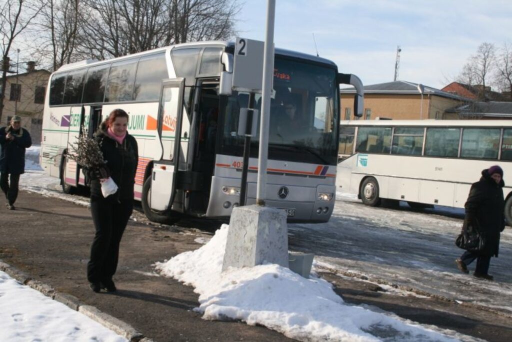 Autobusu šoferi apliecina atbalstu uzņēmuma dalībai protesta akcijā un atzīst, ka šādi valdības lēmumi vieš neziņu par rītdienu.
Autors: Aivars Zilbers