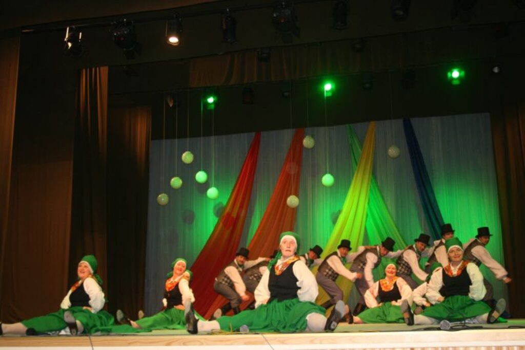 Sestdien jubilejas koncertā deju kolektīva “Aija” tautas deju kopa skatītājus priecēja gan ar jaunām, gan jau ar iepriekšējos gados iestudētām latviešu tautas skatuves dejām.
Autors: Inga Karpova