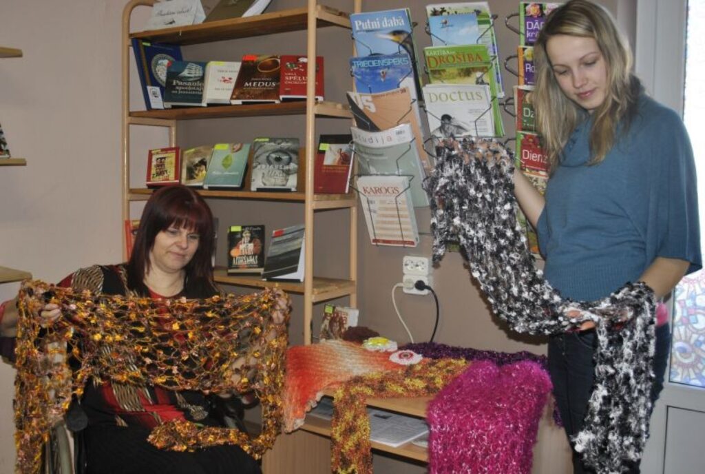 Izstādei atnestos strencēnietes Rudītes Dālderes rokdarbus pirmās aplūkoja bibliotekāre Antra Else (no kreisās) un logopēde, bibliotēkas apmeklētāja Guna Gailīte.
Autors: Sandra Pētersone
