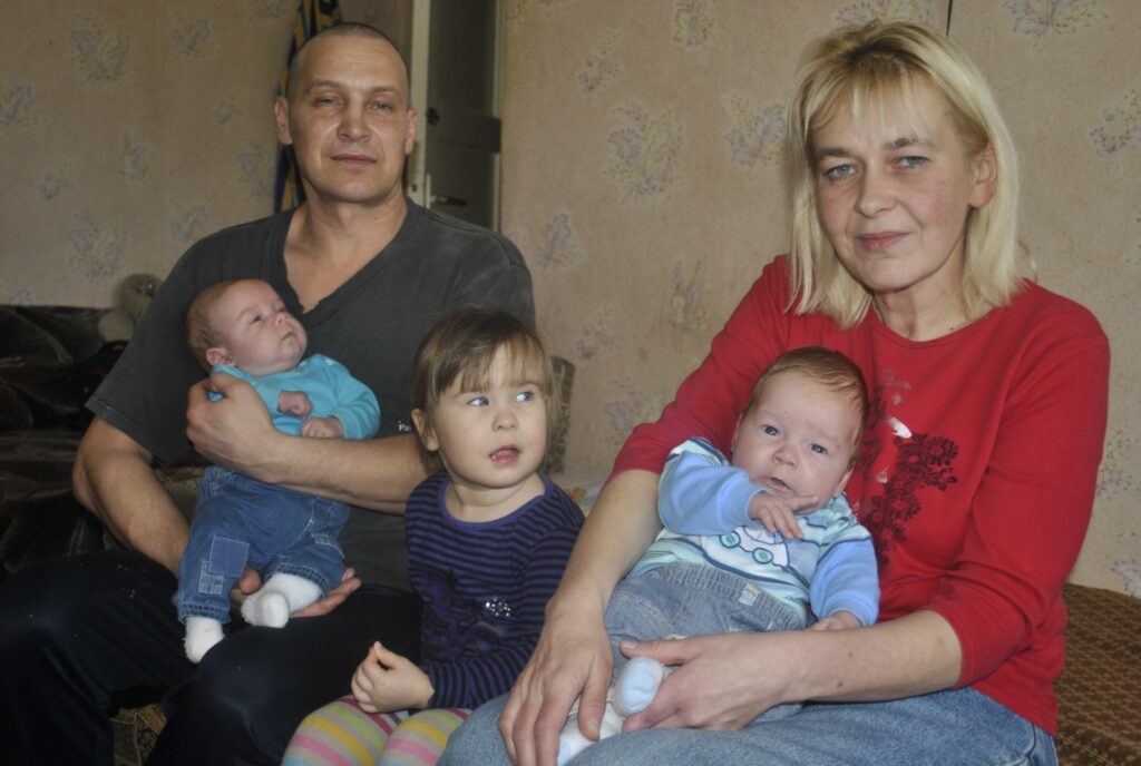 Viktors Koriņevs lepojas ar saviem dvīņu puikām, taču būs spiests meklēt darbu ārzemēs, lai uzturētu piecu cilvēku lielo ģimeni. Tad visas ikdienas rūpes paliks uz Ivetas Penezes pleciem. 
Autors: Sandra Pētersone