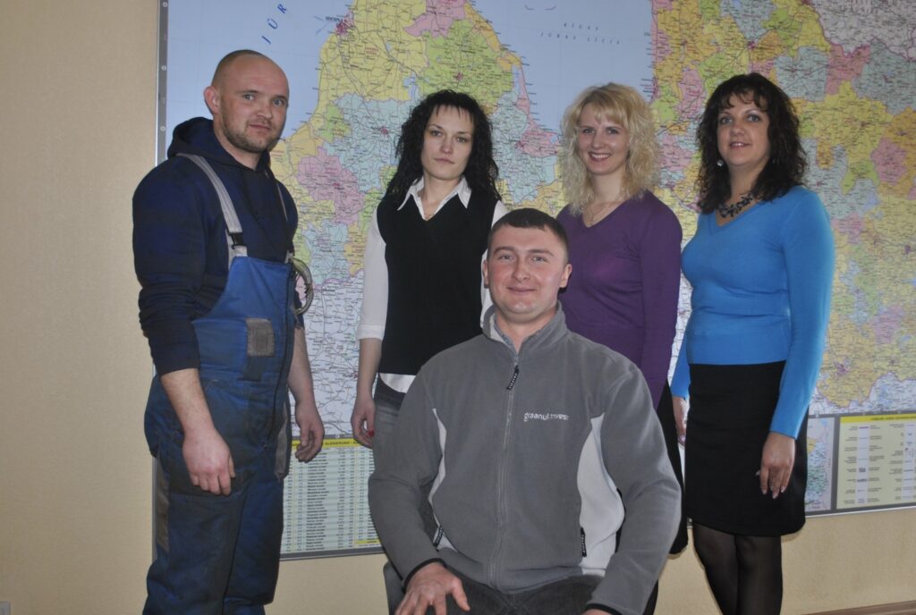  Firmas “Graanul Invest” jaunie speciālisti par darbu ārzemēs nedomā. No kreisās: mehāniķis Juris Balodis, galvenā grāmatvede Inga Kalniņa, kvalitātes vadības speciāliste Arita Virka, grāmatvedes asistente Gunita Leite. Priekšplānā - galvenais mehāniķis un ražošanas vadītājs Jānis Gredzens.
Autors: Sandra Pētersone