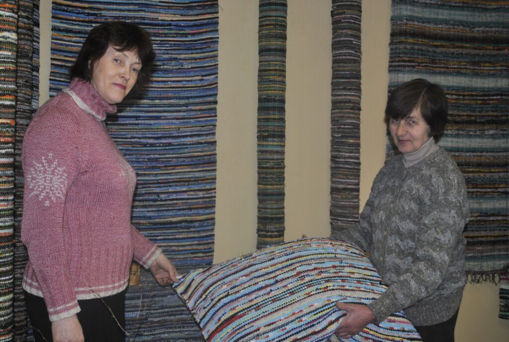 “Ārā paliek siltāks, un vēlējāmies, lai cilvēki pie mums atnāk un ierauga ko jaunu,” par lupatceliņu izstādi teic smiltenietes Dzintra Kalniņa (no kreisās) un Inese Kauliņa. 
Autors: Sandra Pētersone