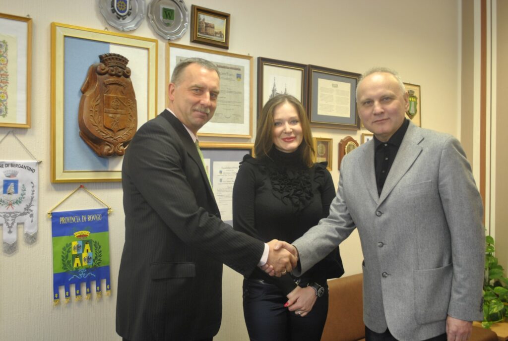 Latvijas Goda konsulu Ukrainā Volodomiru Garculu šorīt pieņēma Smiltenes novada domes priekšsēdētājs Ainārs Mežulis. Konsuls Smiltenē ieradies kopā ar  dzīvesbiedri Oļenu. 
Autors: Sandra Pētersone