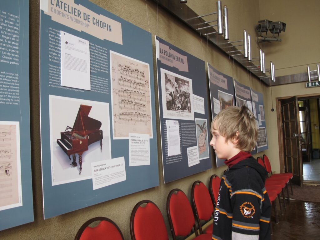 Līdz mēneša beigām J. Cimzes Valkas mūzikas skolā Frankofonijas dienu ietvaros apskatāma izstāde par Frederiku Šopēnu laikā, kad viņš dzīvoja Parīzē.
Autors: Aldis Dubļāns
