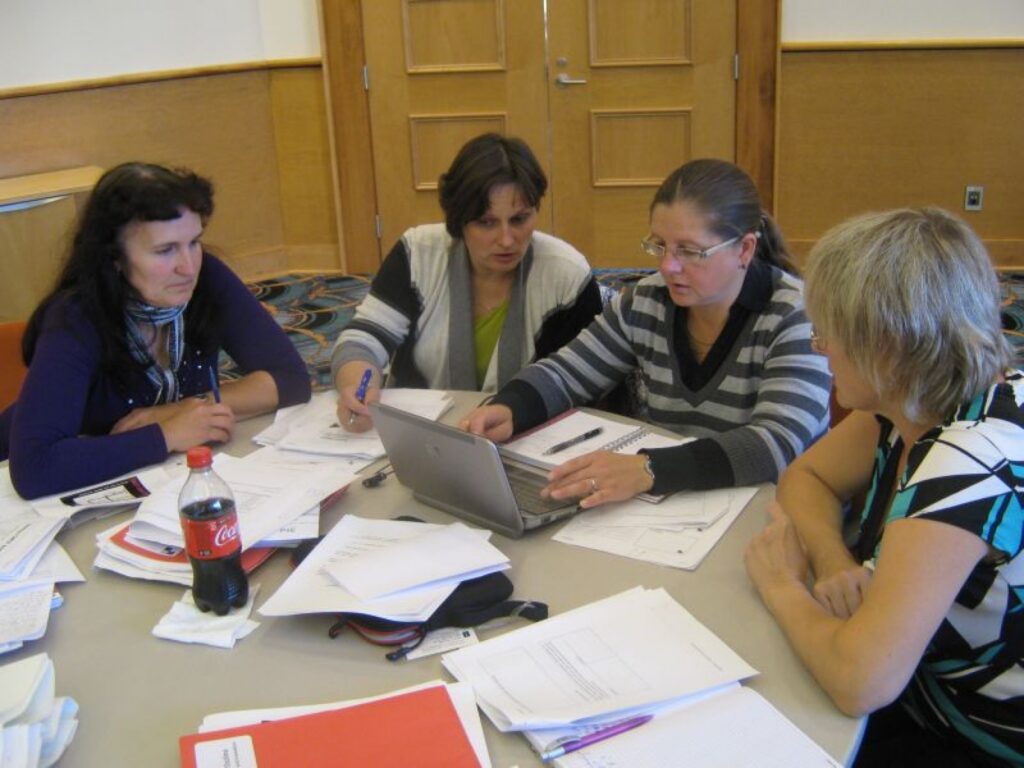 Ilvija Ķimse (otrā no kreisās) ar kolēģēm no citiem novadiem projektu sāka rakstīt Amerikā, vadoties no redzētā lielvalsts bibliotēkās.
Autors: no arhīva