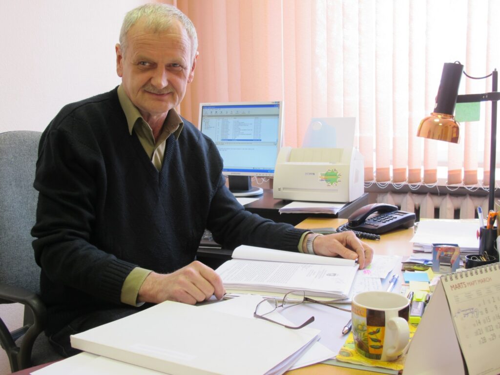 Valkas novada bāriņtiesas priekšsēdētājs Kārlis Briedis aicina vecākus, kuri nolēmuši doties strādāt uz ārzemēm, vispirms vērsties bāriņtiesā. 
Autors: Inga Karpova