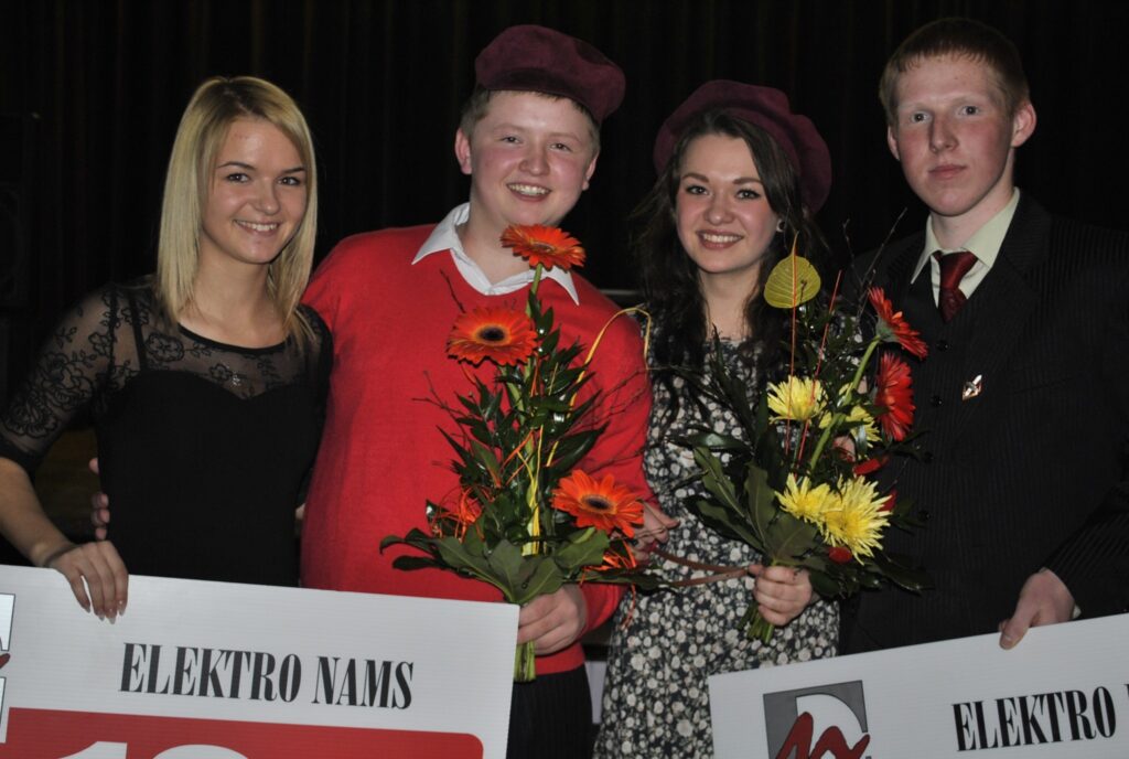  Uzvarēja Lelde Cīrule un Matīss Andrejevs (vidū). Otrā vieta – Lindai Sīmanei un Alvim Puzulim. 
Autors: Sandra Pētersone