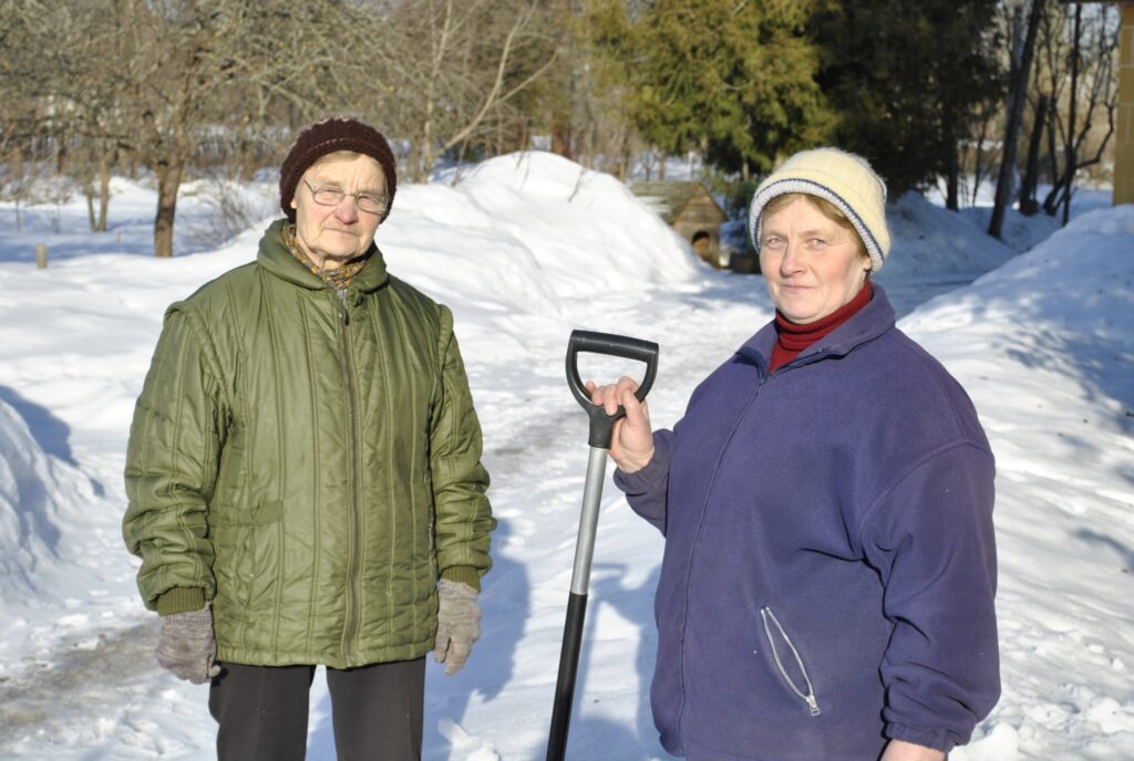 Ārija Kraukle (no kreisās) un viņas meita Vita Bērtiņa rūpējas par piemājas saimniecību un gaida pavasari, kad varēs rosīties dārzā. 
Autors: Sandra Pētersone