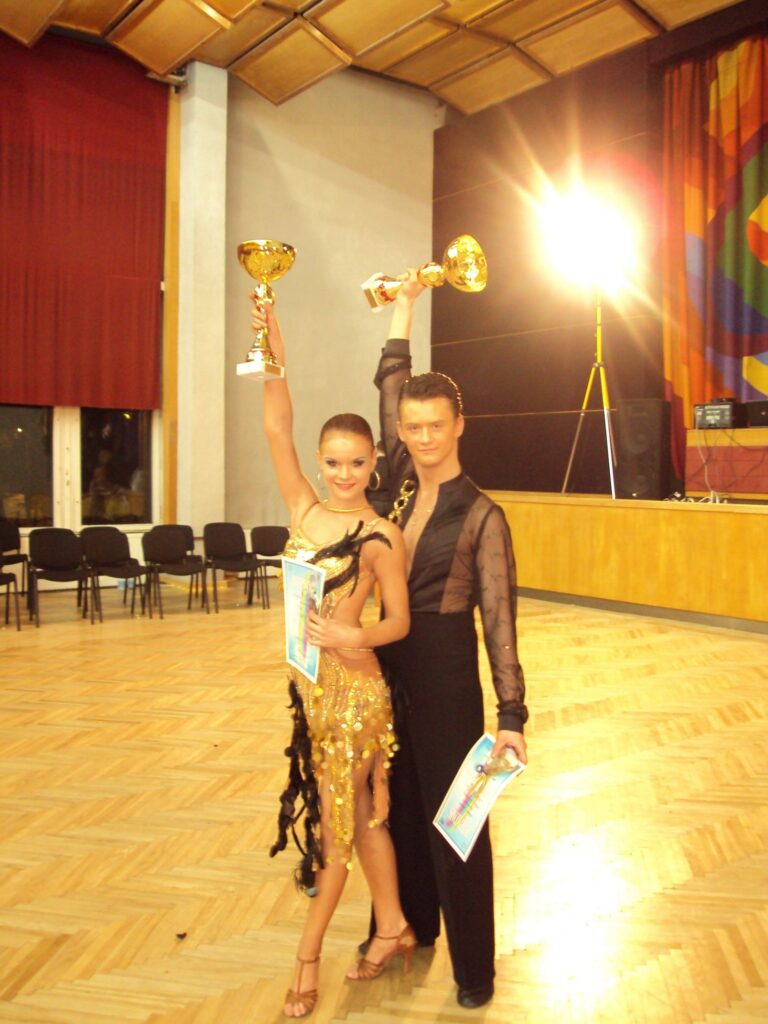 Pagājušais gads sporta dejotājam Artūram Caunem no Smiltenes un viņa deju partnerei Megijai Grundbergai bija panākumiem bagātākais. Arī šis iesācies veiksmīgi – ar uzvaru Latvijas kausā Latīņamerikas dejās. 
Autors: No personīgā arhīva