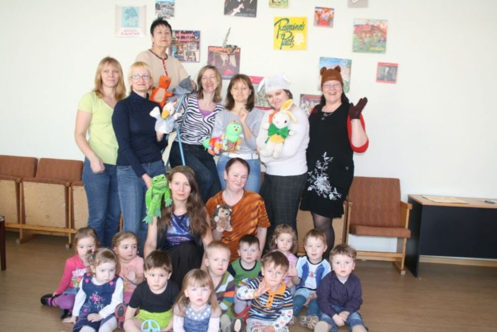 Bērnudārza kolektīvs svētku koncerta ģenerālmēģinājumā rīpīgi gatavojas rītdienas dziedāšanai.
Autors: Aivars Zilbers