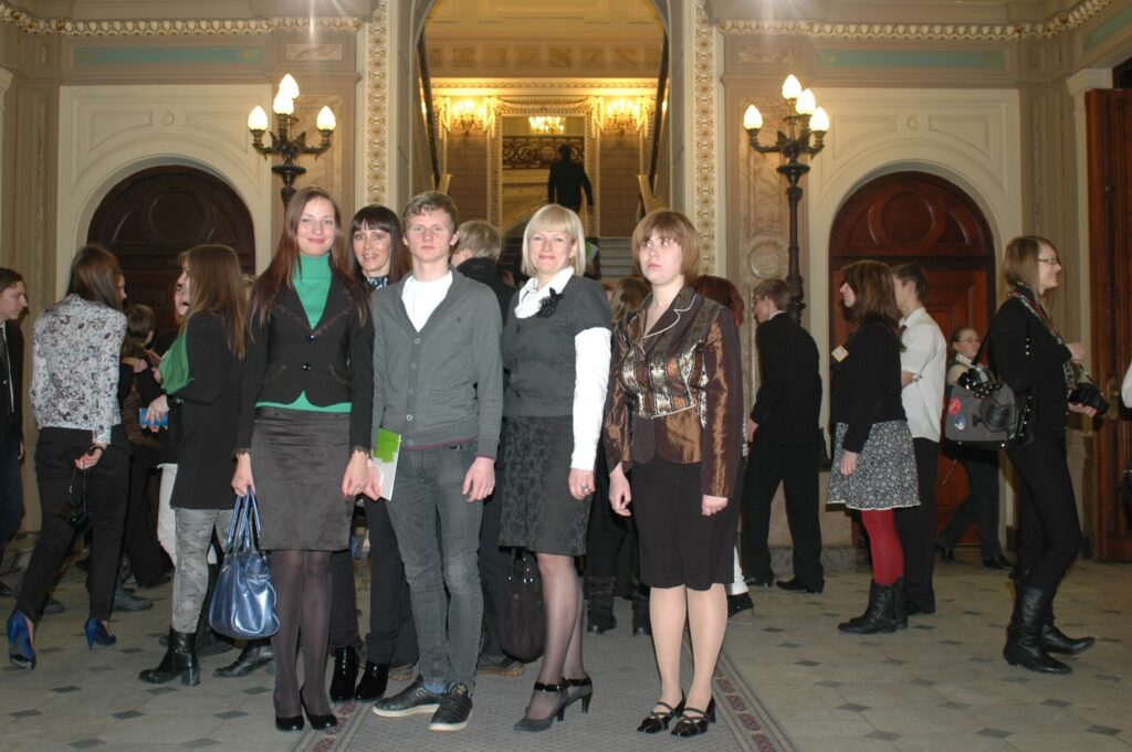 10. Saeimas deputāte Ilze Vergina (otrā no labās) ir gandarīta, ka viņam skolniekam Reinim Sebrim un citiem jauniešiem pēc parlamentā pavadītas dienas veidojas pavisam cits priekšstats par deputātu darbu. 
Autors: Sandra Pētersone