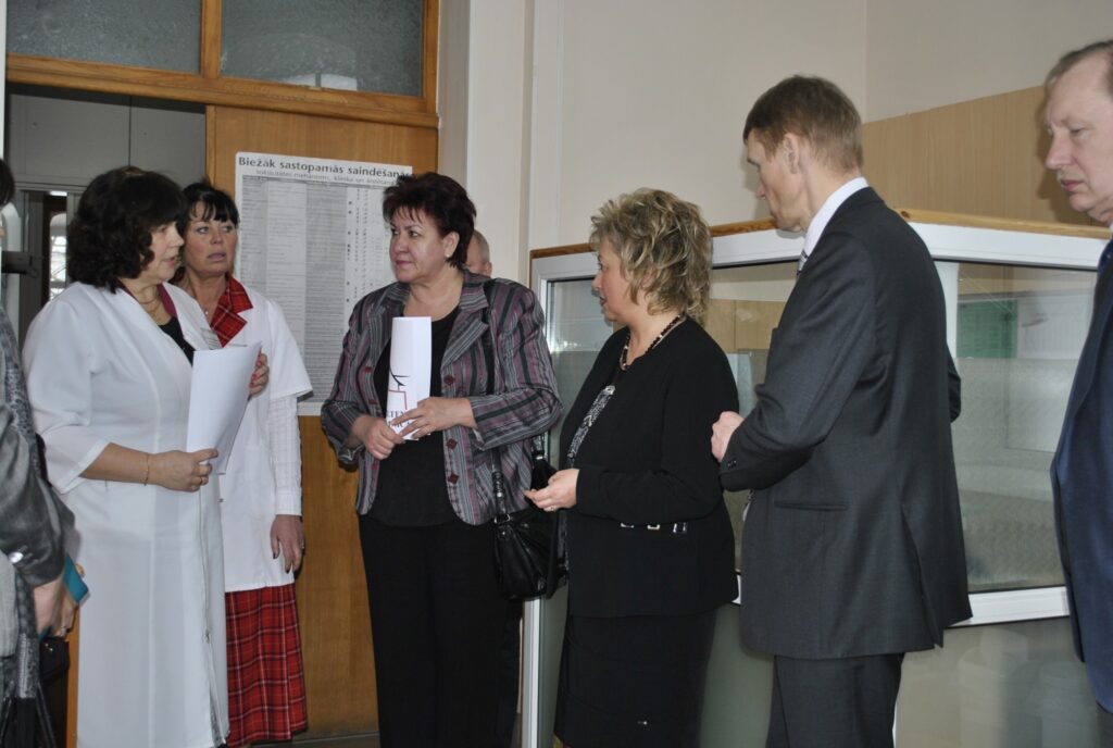 Sarkanā Krusta Smiltenes slimnīcas valdes priekšsēdētāja Sarmīte Zvirgzdiņa (no kreisās) cer, ka darba grupa,  tai skaitā Veselības ministrijas parlamentārā sekretāre Dagnija Staķe (blakus), izpratīs pacientu problēmas un arī turpmāk traumpunktā Smiltenē dežūrārsts būs pieejams visu diennakti. 
Autors: Sandra Pētersone